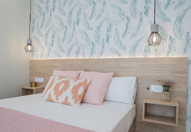 Apartamento en Valencia - Port Suite V | 4 Viajeros | AC & WiFi | 15 min Ciudad Artes