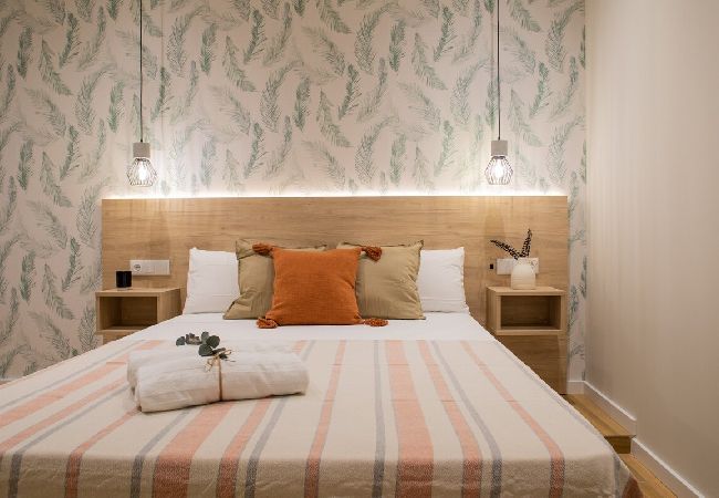 Apartamento en Valencia - Port Suite I | 4 Viajeros | AC & WiFi | 15 min Ciudad Artes